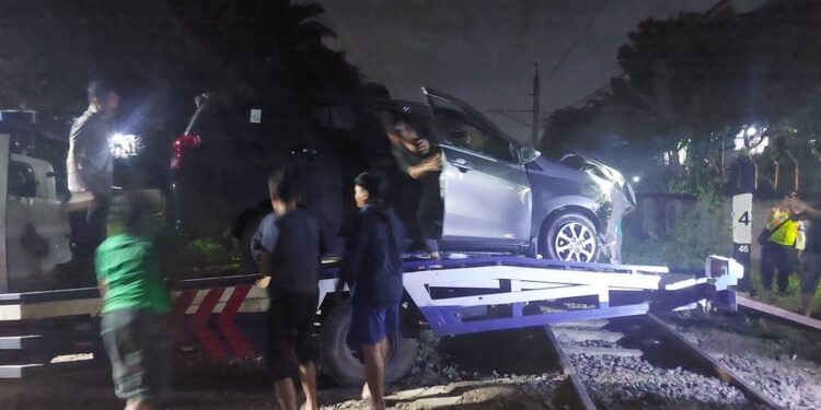 Minibus Tertabrak Kereta, 1 Orang Luka Ringan