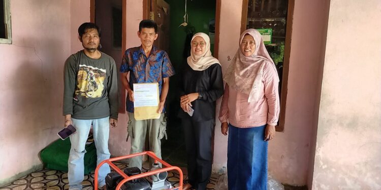 Buktikan Komitmennya Bela Petani, Achmad Fathoni Serahkan 5 Unit Pompa Air