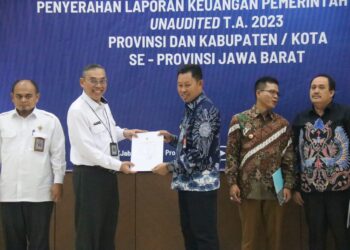 Pj Bupati Serahkan LKPD 2023 Kepada BPK