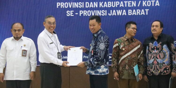 Pj Bupati Serahkan LKPD 2023 Kepada BPK