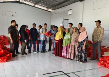 Solusi Bangun Beton Quarry Maloko Bagikan 3.225 Paket Sembako untuk Masyarakat Sekitar