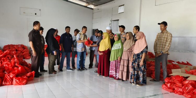 Solusi Bangun Beton Quarry Maloko Bagikan 3.225 Paket Sembako untuk Masyarakat Sekitar