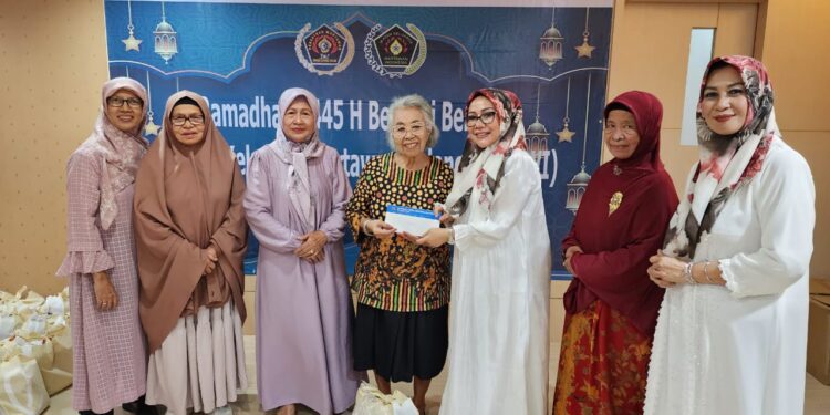 IKWI Pusat Berikan Santunan Kepada Warakawuri