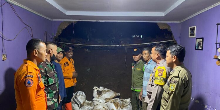 Cuaca Ekstream, 1 Rumah di Caringin Roboh