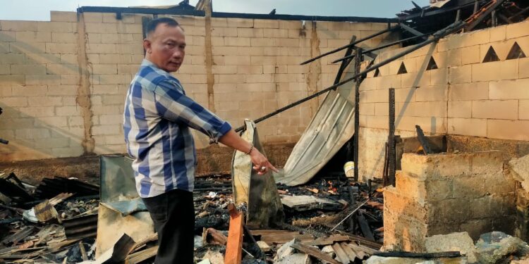 Polsek Gunung Putri Oleh TKP Toko Kasur Busa Yang Terbakar