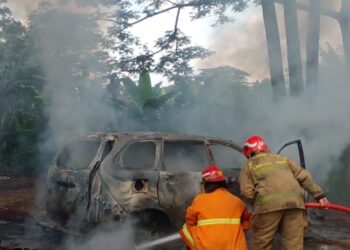 Konsleting Listrik, Mobil Terparkir Terbakar
