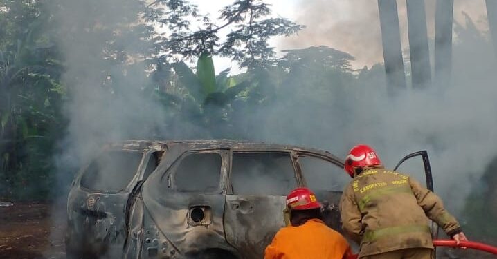 Konsleting Listrik, Mobil Terparkir Terbakar