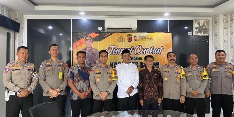 Jum’at Curhat, Warga Gunung Sindur Keluhkan Bau Hewan Ternak