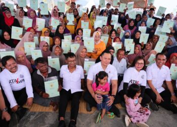 Menteri AHY Serahkan 655 Sertifikat Warga Korban Likuefaksi Palu