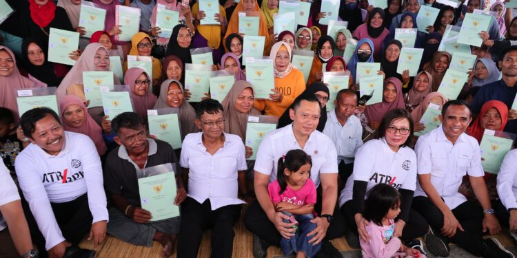 Menteri AHY Serahkan 655 Sertifikat Warga Korban Likuefaksi Palu