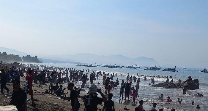 Pantai Cibangban Palabuhanratu Sudah Dipadati Ribuan Wisatawan