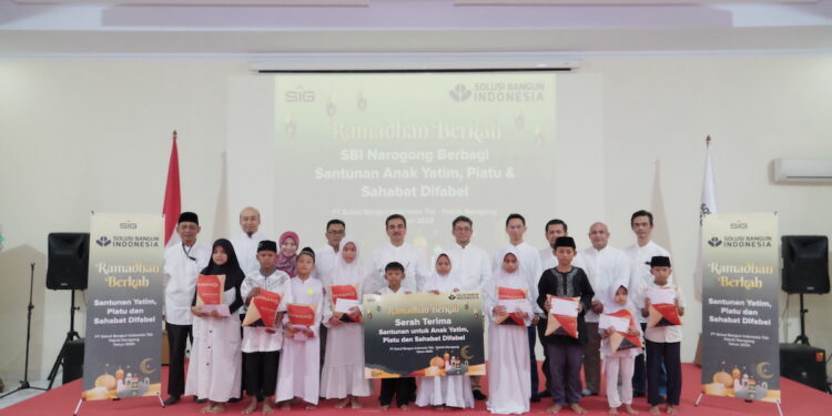 Gelar Safari Ramadan, Solusi Bangun Indonesia Pabrik Narogong Bagikan Santunan untuk Sahabat Difabel dan Anak Yatim