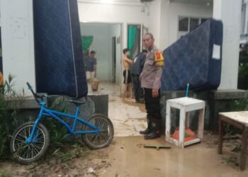 Warga Cicarewed Kembali Terendam Banjir Akibat Luapan Kali Sirapati