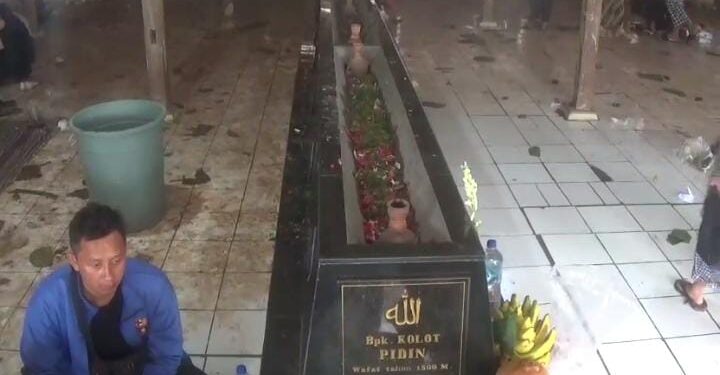 Seminggu Pascalebaran, Warga Kranggan Bekasi Penuhi Makam Panjang