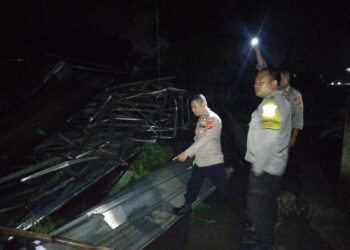 Angin Puting Beliung Terbangkan 8 Atap Rumah Warga di Leuwiliang