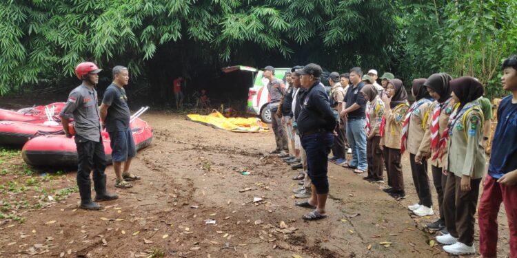 Hari Bumi Sedunia, Relawan Gabungan Susur Sungai Cikeas Dan Penanaman Pohon Di Kranggan