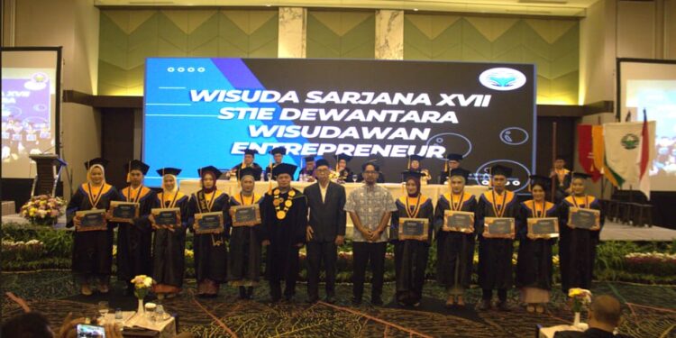 STIE Dewantara Wisuda Ratusan Calon Enterpreuner, 10 Diantaranya Terbaik