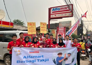 100 Takjil di Bagikan Alfamart di Jalan Raya Klapanunggal