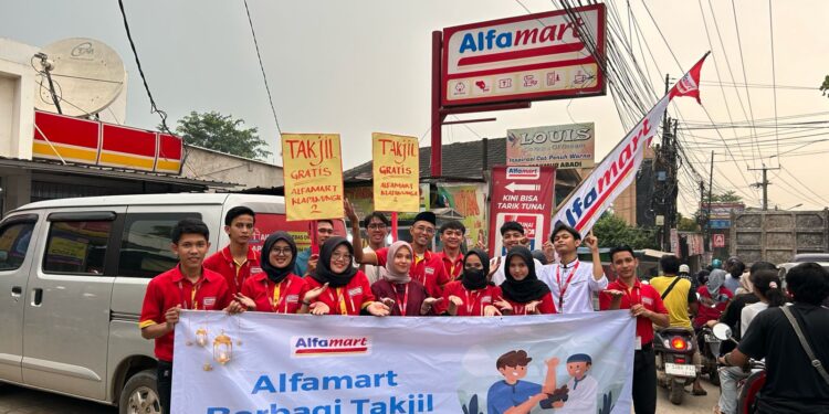 100 Takjil di Bagikan Alfamart di Jalan Raya Klapanunggal