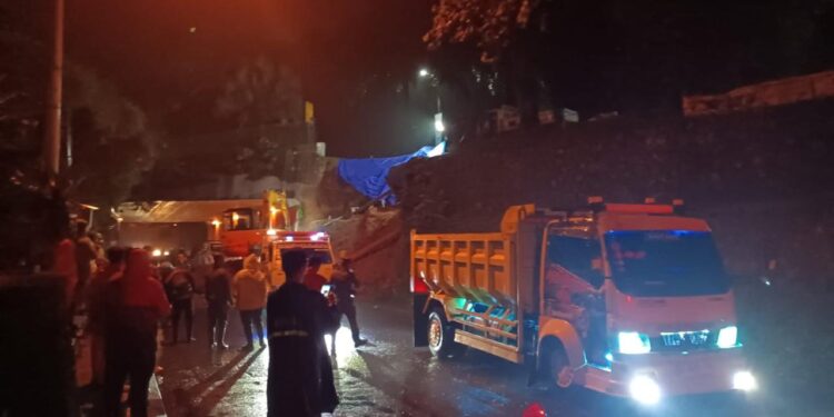 Longsor di Citaringgul, Jalan di Tutup