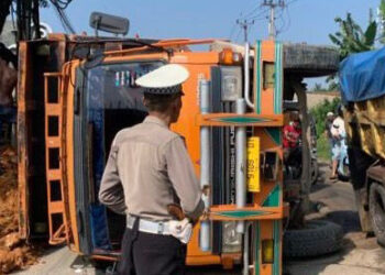 Dum Truck Terguling di Parung Panjang