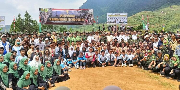 Sinergitas TNI-POLRI Dalam Upacara Pembukaan TMMD ke 120 di Sukamakmur