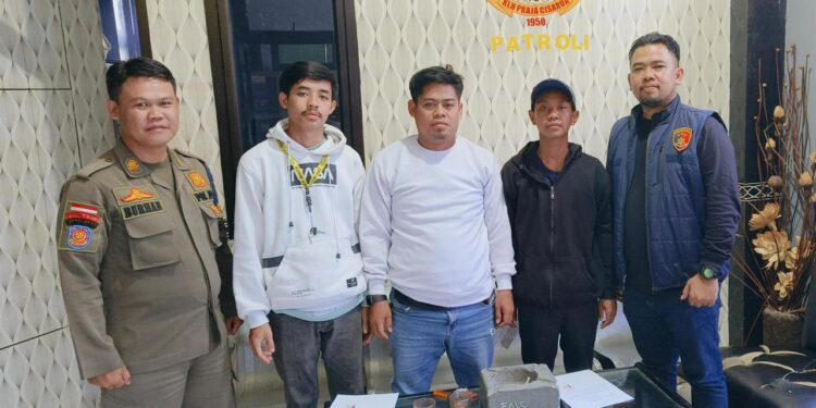 Polsek Cisarua Kroscek Lokasi Parkir Liar di Warpat Puncak Yang Sempat Viral