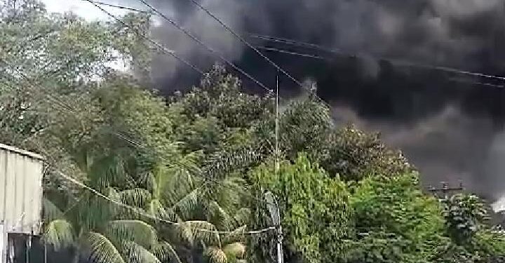 Sijago Merah Ngamuk di PT.Kahaptex, 5 Unit Mobil Damkar di Turunkan