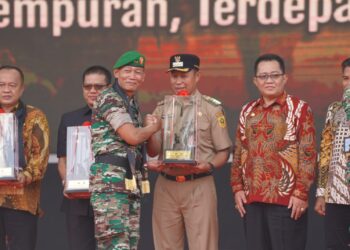 Pj. Bupati Bogor Terima Penghargaan Tokoh Pendukung Pembangunan di Wilayah Kodam III Siliwangi