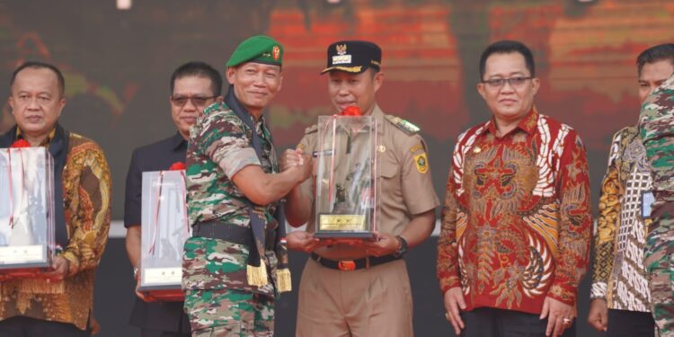 Pj. Bupati Bogor Terima Penghargaan Tokoh Pendukung Pembangunan di Wilayah Kodam III Siliwangi