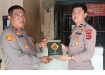 Kapolsek Ciawi Berikan Kitab Suci Al-Quran Untuk Tahanan
