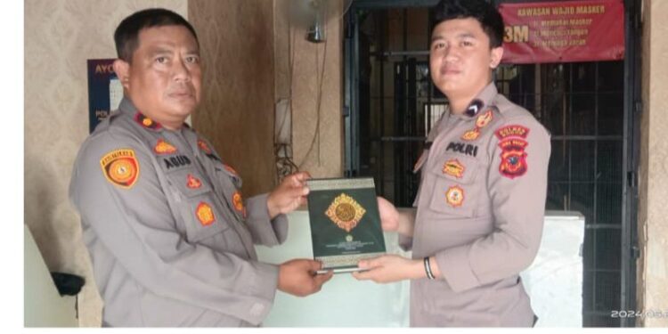 Kapolsek Ciawi Berikan Kitab Suci Al-Quran Untuk Tahanan
