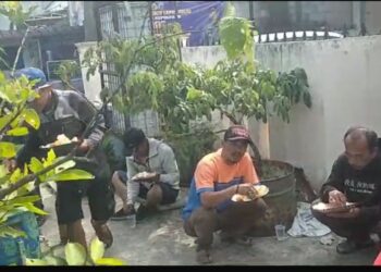 Jum’at Berkah, Polsek Jasinga Ajak Makan Warga