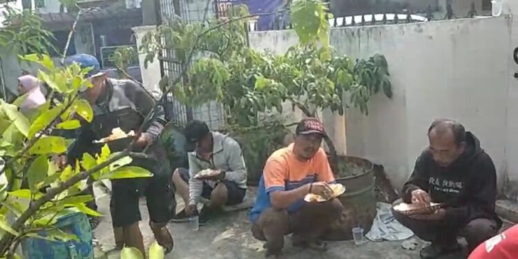 Jum’at Berkah, Polsek Jasinga Ajak Makan Warga
