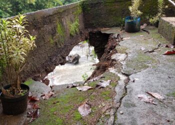 Longsor, Robohkan Tembok Pembatas Sepanjang 5 Meter