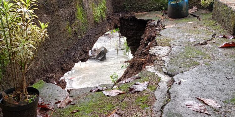 Longsor, Robohkan Tembok Pembatas Sepanjang 5 Meter