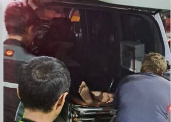 Cium Bokong Truk Tronton, Pria Ini Dilarikan ke Rumah Sakit