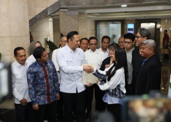 Berhasil Gebuk Mafia Tanah, Menteri AHY Serahkan Sertipikat Tanah Keluarga Nirina Zubir
