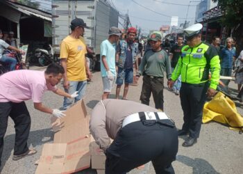 TRAGIS..!! Gagal Nyalip Pria Ini Tewas Terlindas Truk