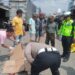 TRAGIS..!! Gagal Nyalip Pria Ini Tewas Terlindas Truk