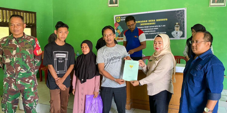 BPN Bogor II Bagikan Sertifikat Program PTSL di Desa Bendungan