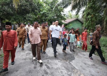 Blusukan di Riau Ala Menteri AHY, Dari Melewati Jalan Lumpur Sampai Swafoto di Kebun
