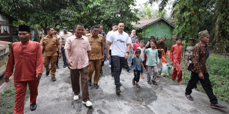 Blusukan di Riau Ala Menteri AHY, Dari Melewati Jalan Lumpur Sampai Swafoto di Kebun
