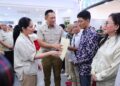 Usai Tanam Pohon, Menteri AHY Serahkan Sertipikat Tanah Elektronik di Kantah Kabupaten Bekasi