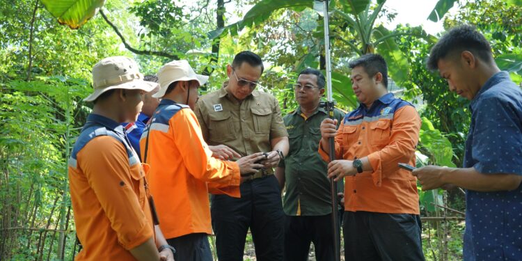 Menteri AHY Saksikan Langsung Pengukuran Tanah Program PTSL di Depok