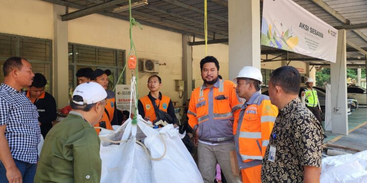 Peringati Hari Lingkungan Hidup Sedunia, Solusi Bangun Indonesia Pabrik Narogong Gelar Aksi SESAMA