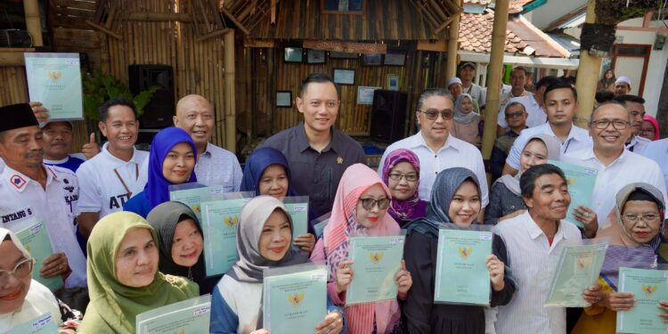 Di Kabupaten Bandung, Menteri AHY “Ngariung” Bagikan Sertipikat untuk Warga