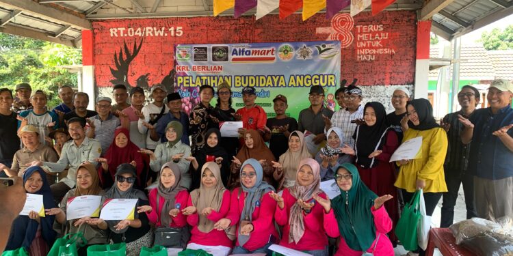 Alfamart Gandeng Pegiat Anggur Untuk Beri Pelatihan Warga Situsari