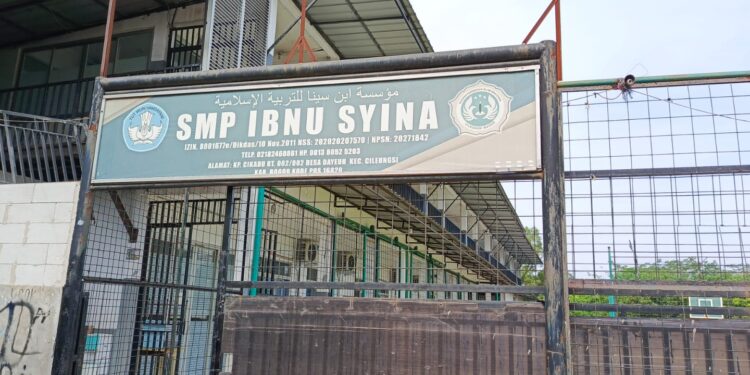 Tak Terima Dikonfirmasi Terkait Isu Pemukulan Kepada Siswa, Seorang Guru Membentak Wartawan Yang Sedang Berbincang Santai Dengan Kepala Sekolah Ibnu Syina