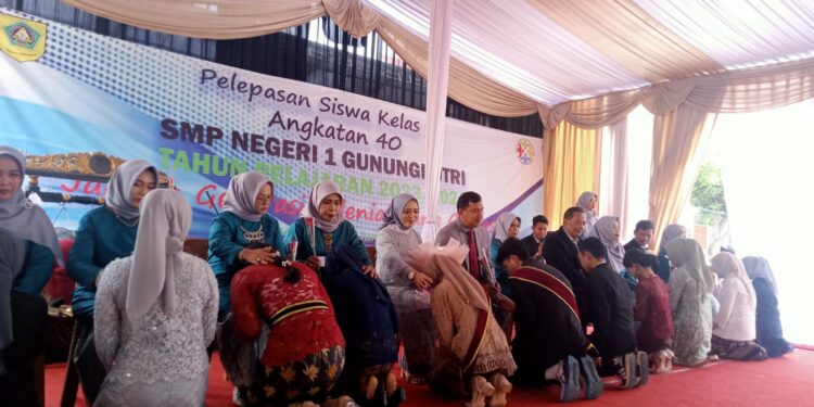 SMPN 1 Gunung Putri Lepas 406 Siswa Angkatan ke – 40 Tahun 2024, Ini Pesan Omay Komara